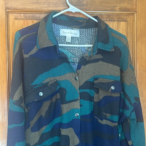 French Laundry Women’s Plus French Camo Button Down - Picture 2 of 8